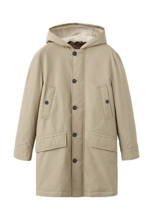 Cappotto beige di lunghezza media con cappuccio, foderato in fleece, dotato di due ampie tasche frontali e chiusura a bottoni. Presenta una texture di tessuto liscia.