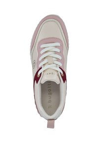 Sneaker mit einem Obermaterial aus pinkem und cremefarbenem Leder, weißen Schnürsenkeln, bordeauxfarbenen Akzenten, gepolstertem Kragen und einer strukturierten Gummisohle.