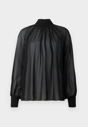 Schwarze durchsichtige Bluse mit langen Ärmeln, hohe Kragen, gerafftem Hals, fließendem, lockeren Schnitt und schmalen Bündchen vor einem weißen Hintergrund.