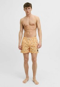 Pantaloni de baie pentru bărbați, de culoare portocalie, cu dungi verticale și un model cu palmieri. Au un talie elastică și cordon de ajustare, fiind confecționați dintr-un material ușor.