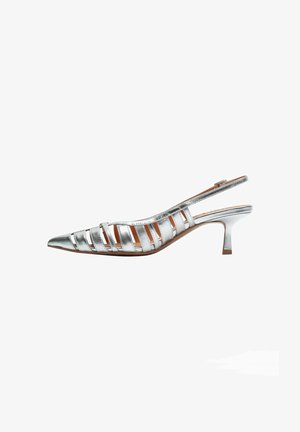 Chaussure à talon haut métallisée argentée avec bout pointu et brides découpées le long du côté supérieur.