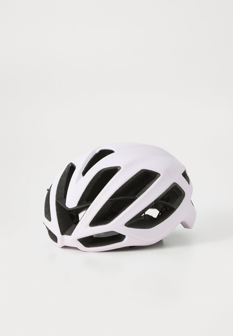 Hellblauer Fahrradhelm mit schwarzen Belüftungsöffnungen, auf einem schlichten weißen Hintergrund platziert, der sein aerodynamisches Design präsentiert.