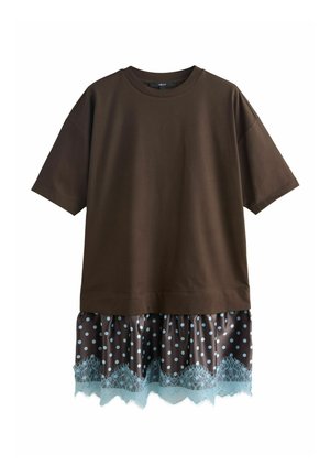 Brązowa sukienka z krótkim rękawem z wzorem w groszki i jasnoniebieską koronką u dołu.