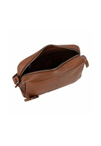 Borsa in pelle marrone con zip superiore. Presenta una texture liscia e un unico scomparto. L'interno è scuro e senza motivi visibili.