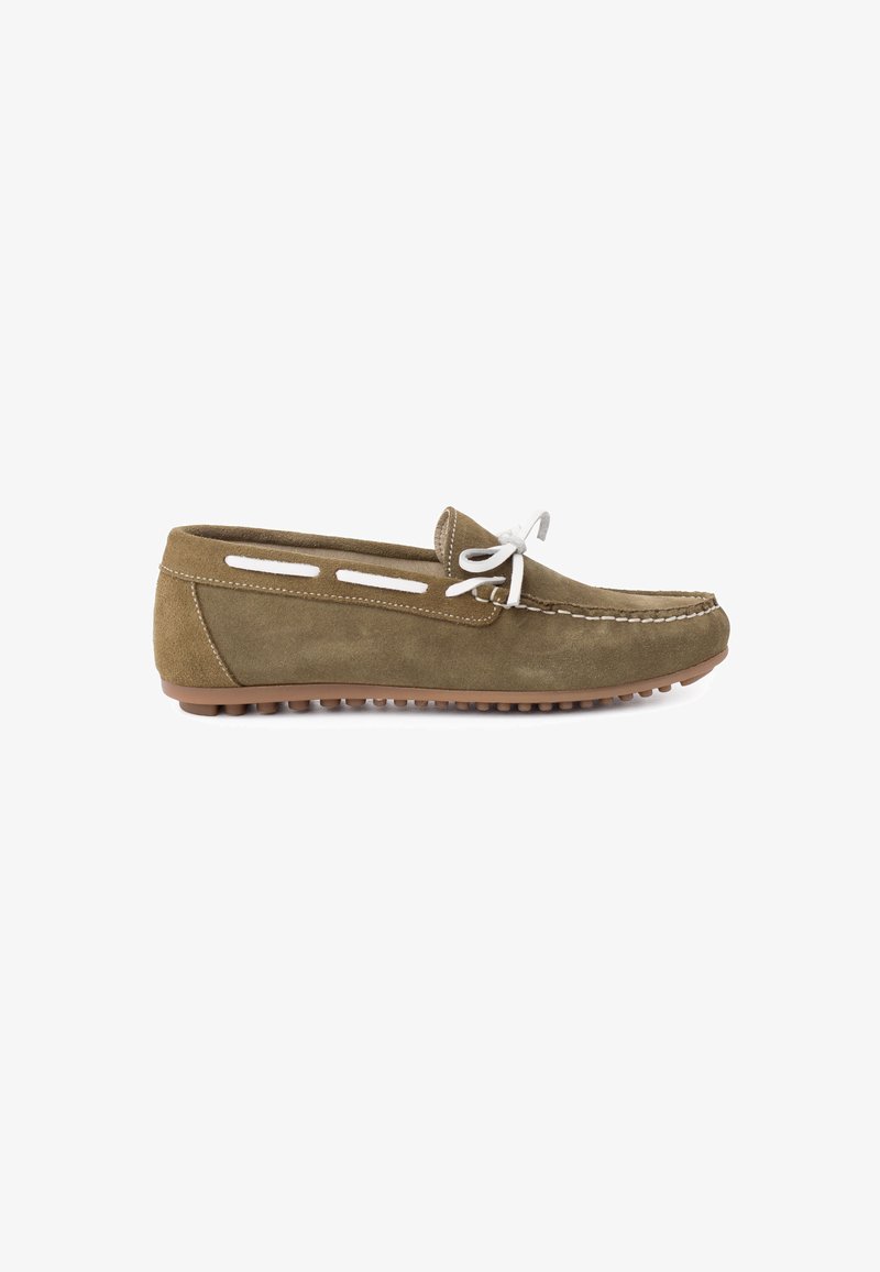 Mocassins en daim vert olive avec des accents de lacets blancs, bout rond et semelle en caoutchouc dotée de petites textures circulaires pour une meilleure adhérence.