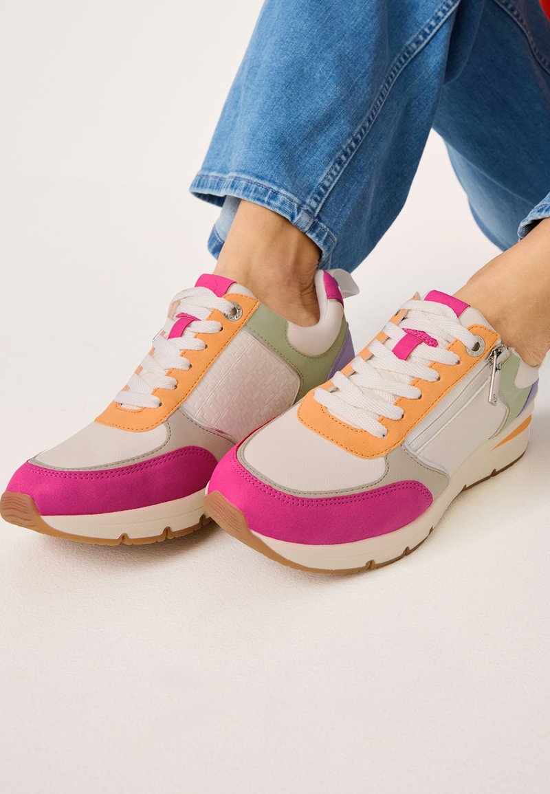 Multicolored sneaker met roze, oranje en groene panelen, glad leer en gestructureerde stof, met witte veters en een gumrubberen zool.