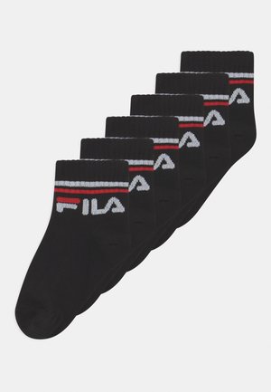 Chaussettes noires en coton pour la cheville, six paires, avec une bordure côtelée, des rayures blanches et rouges, et un logo FILA blanc sur le côté.