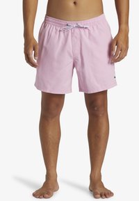 Bañador rosa con cintura elástica y cordón. Cuenta con bolsillos laterales y un pequeño logotipo. Tela suave, corte hasta la rodilla.