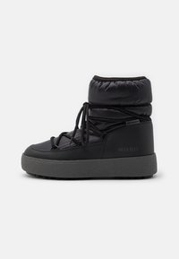 Schwarze wasserdichte Moon Boot mit abgerundetem Zeh, gepolstertem Schaft und strukturierter grauer Sohle. Mit verstellbaren Schnürsenkeln und Branding an der Seite.
