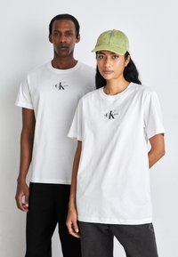 Calvin Klein Jeans - REGULAR TEE - Majica kratkih rukava s printom - bright white Minijatura 1