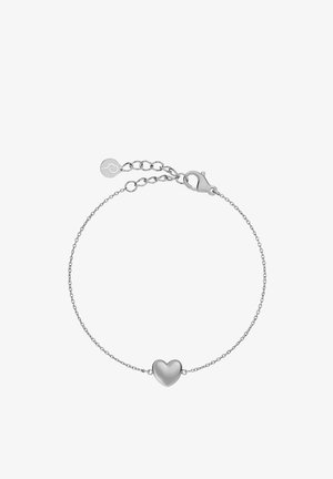 Strieborný náramok so srdiečkovým príveskom s hladkým povrchom uprostred a karabínkovým zapínaním s nastaviteľnými očkami a malou okrúhlou známkou.