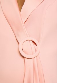 Forever New Robe fourreau - pink