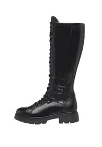 Czarne skórzane buty wojskowe do kolan z sznurówką z przodu, wyściółką na kołnierzu i masywną gumową podeszwą. Posiada metalowy akcent z boku.