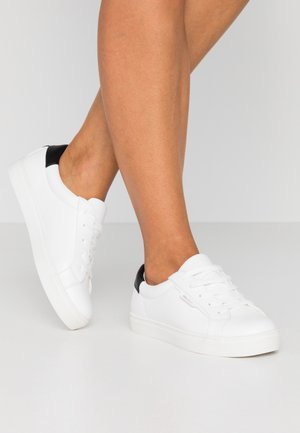 Matalavartiset tennarit - black/white