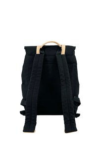 Mochila de lona negra con diseño de rollo, acentos de cuero y correas de tela ajustables. La parte trasera presenta dos bolsillos laterales y un asa en la parte superior.