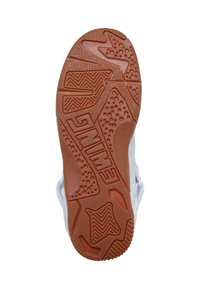 Gummisåle med et mønstret design, med teksturerte grep og en brun farge. Inkluderer preget merkenavn og ulike geometriske former.