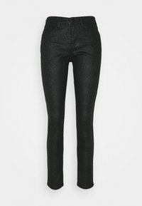 Vaqueros de mezclilla negra con un patrón de piel de serpiente texturizada, que presentan un diseño ajustado, cierre de cremallera y un estilo clásico de cinco bolsillos.