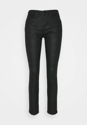 Zwarte denim jeans met een textuur van slanghuid, met een getailleerd ontwerp, ritssluiting en klassieke vijf-pocket stijl.