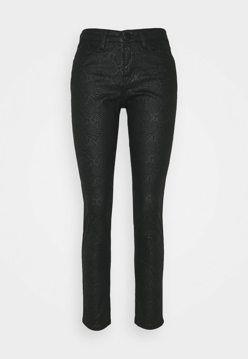 Vaqueros de mezclilla negra con un patrón de piel de serpiente texturizada, que presentan un diseño ajustado, cierre de cremallera y un estilo clásico de cinco bolsillos.