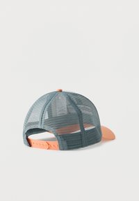 Καπέλο του μπέιζμπολ με πορτοκαλί γείσο και ρυθμιζόμενο πλαστικό λουράκι, με γκρι πλέγμα στην πίσω πλευρά, σε λευκό φόντο.