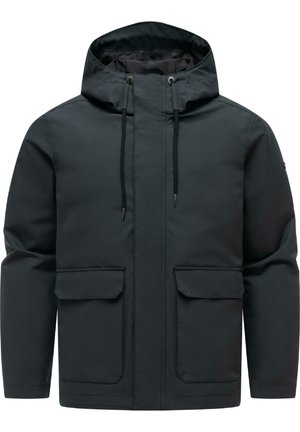 Sort hættejakke med frontlynlås, der er skjult af en klap, to store forlommer med klap og justerbare snore i hætten.