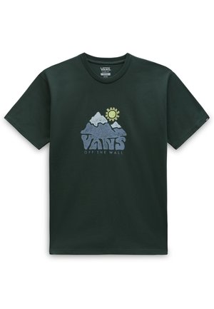 Donkergroene katoenen t-shirt met een geprint ontwerp van bergen en een zon in blauw en geel, met de tekst "VANS OFF THE WALL" eronder.