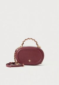 Bordeauxfarbene Handtasche mit strukturierter Oberfläche, ovaler Form, goldener Kette als Griff und Riemen, mit einem kleinen Logodetail vorne.