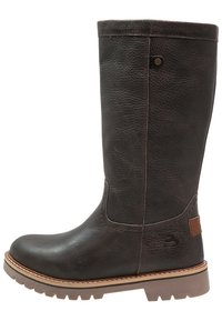 Stivale marrone in pelle alto fino al ginocchio con una finitura testurizzata, punta rotonda, suola chiara a contrasto e una patch decorativa con logo sul lato.