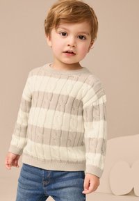 Hellfarbener Strickpullover mit strukturierten Zopfmustern und horizontalen Streifen in Creme und Hellgrau. Rippenbündchen und Saum.