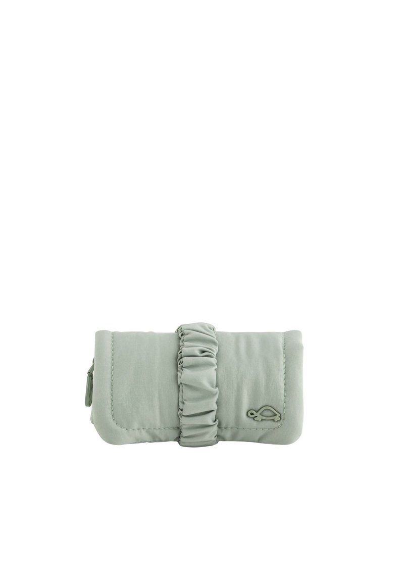 Grön tygplånbok med ett veckat yttre och en liten logotyp. Har ett dragkedjestängning och en slät yta. Kompakt rektangulär form.