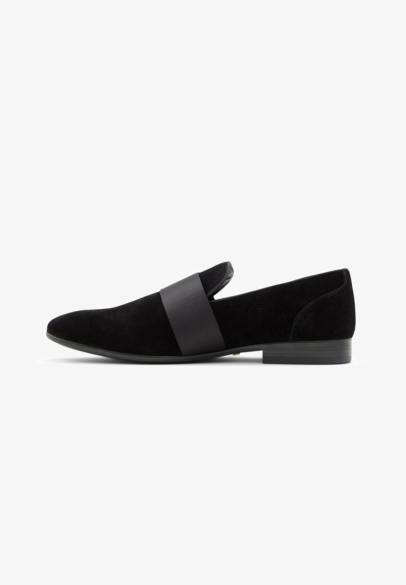 Schwarzer Wildleder-Slipper mit einem breiten Satinband über dem Obermaterial, runder Zehenpartie und einem niedrigen, strukturierten Absatz für Stabilität.