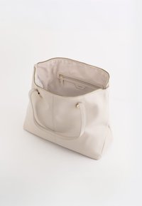 Beige Leder-Shopper mit Reißverschluss, zwei Griffen und einer Innentasche. Glatte Textur und minimalistisches Design.