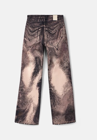 Jeans a gamba larga in una gradazione di rosa chiaro e carbone. Texture strappata con cuciture a tono e dettagli unici sulle tasche.