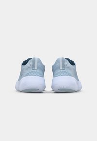 Zapatillas deportivas de color azul claro con parte superior de malla texturizada, cuello acolchado y suela de goma blanca. Presenta una lengüeta en el talón para facilitar el calzado.