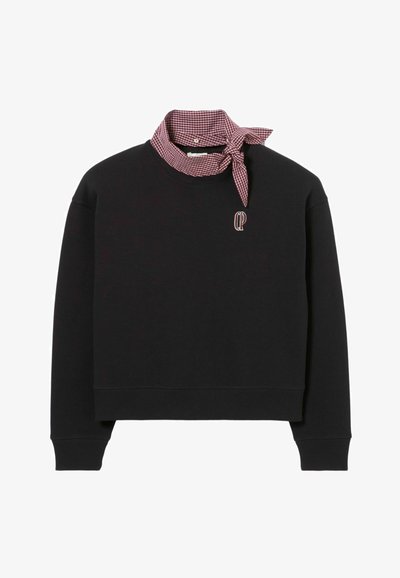 Felpa nera con vestibilità cropped e maniche lunghe. Presenta un colletto a bandana a quadratini rossi e bianchi e un piccolo logo ricamato.