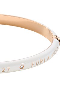 Bracciale bianco con rifiniture in oro rosa, con incisione del testo "Furla 1927" e un piccolo dettaglio di cristallo, superficie liscia e forma arrotondata.