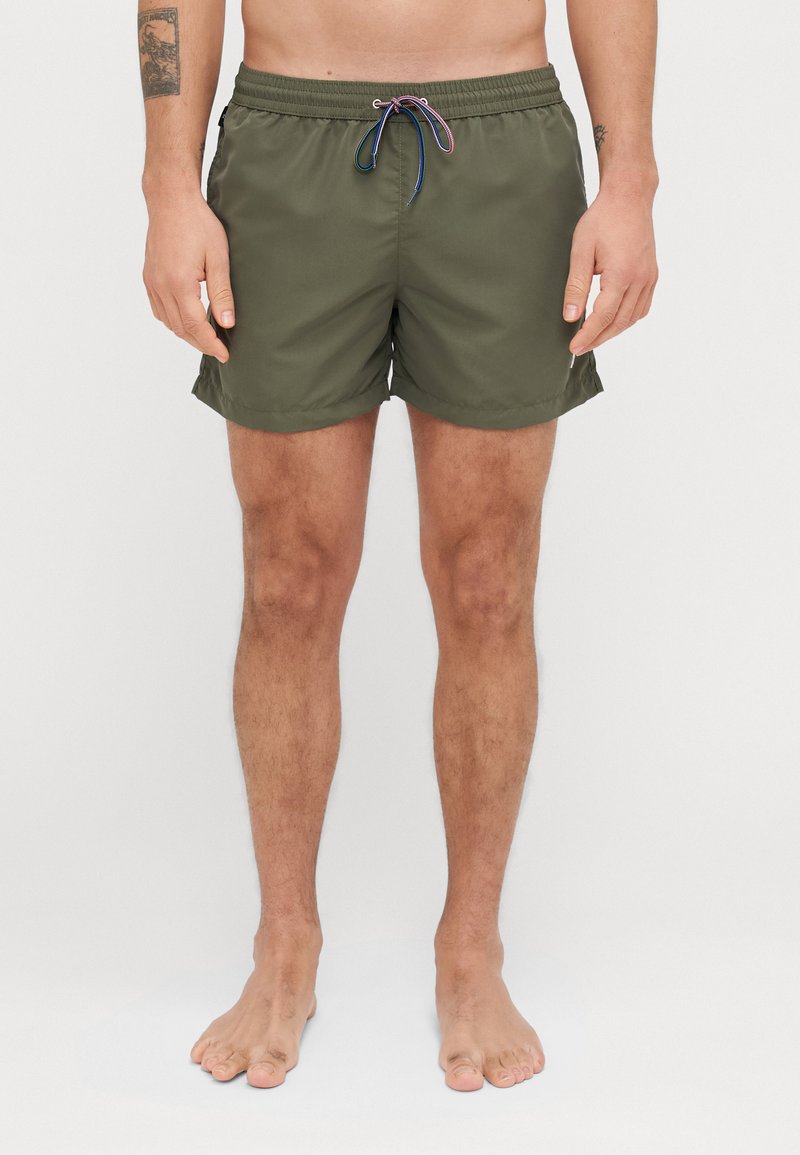 Shorts de bain vert olive en matériau léger, dotés d'une taille élastique avec un cordon de serrage multicolore et de poches latérales.
