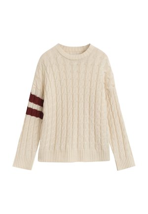 Cremfarbener Zopfmuster-Pullover mit langen Ärmeln, der burgunderrote und weiße Streifen am linken Arm aufweist. Rippenbündchen an Saum und Ärmeln.