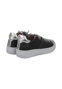 Sneaker nere e grigie con dettagli metallici argento, caratterizzate da una finitura testurizzata, forma arrotondata e suola in gomma bianca. Inclusi i lacci.
