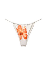 Bela bikine hlača z natisnjenim oranžnim hibiskusovim cvetom, ki ima nabran pas in nastavljive stranske trakove. Gladka tekstura tkanine.
