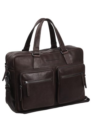 Borsa per laptop in pelle marrone con doppio manico superiore, due tasche anteriori con zip e una finitura liscia. Caratterizzata da una tracolla per maggiore versatilità.