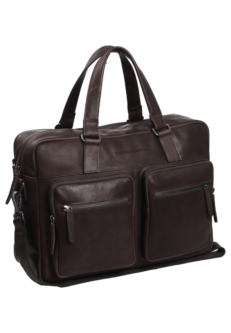 Braune Leder-Laptoptasche mit zwei oberen Griffen, zwei vorderen Reißverschlussfächern und einer glatten Oberfläche. Verfügt über einen Schultergurt für zusätzliche Vielseitigkeit.