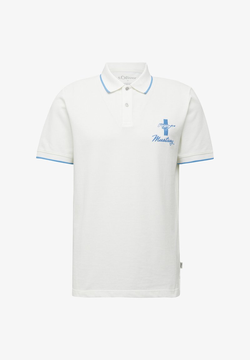 Polo bianco in cotone, con accenti azzurri chiari sul colletto e sulle maniche, e un logo Mustang ricamato sul petto.