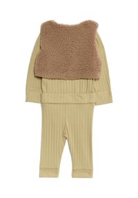 Completo in due pezzi beige a coste, con un morbido gilet in pile marrone. I pantaloni hanno una cintura elastica e polsini aderenti.