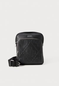 Schwarze Leder-Crossbody-Tasche mit geprägtem Logo-Muster, rechteckiger Form, silberfarbene Hardware, verstellbarer Tragegurt und Reißverschlussverschluss.