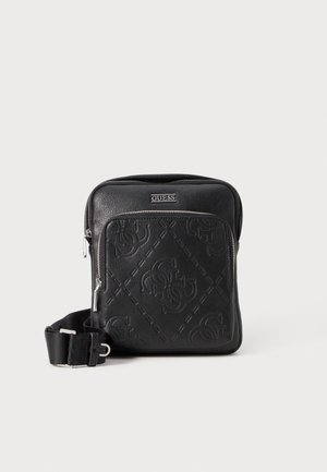 Mustmust nahk Crossbody-kott, millel on reljeefne logo muster, ristkülikuline kuju, hõbedased metallist detailid, reguleeritav rihm ja lukuga sulgemine.