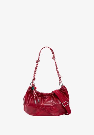 Rode leren handtas met een geplooid ontwerp, gevlochten schouderriem en metalen hardware. Heeft een geëmbosseerd logo en decoratieve bedels.