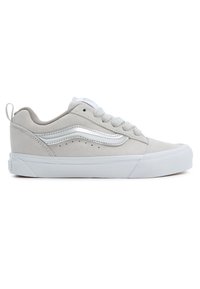 Szare zamszowe sneakersy z białą gumową podeszwą, okrągłym noskiem i sznurowanym zapięciem. Posiadają srebrne akcenty oraz perforowane detale po bokach.