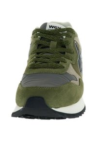 Sneaker verde oliva in materiale scamosciato e rete. Caratteristiche includono dettagli neri, lacci texture e suola imbottita.