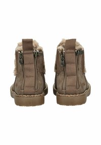 Botas de tobillo marrones con cierres de cremallera y forro de piel sintética. Material de ante texturizado, suela de goma plana y detalles de costura en el lateral.